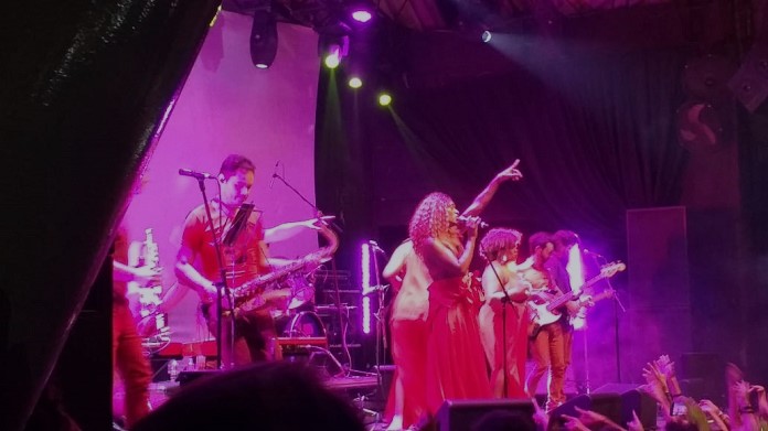 Liniker e os Caramelows lotam Circo Voador em estreia de turnê