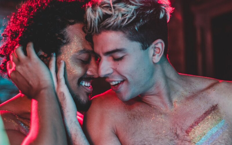 Amanda Döring lança clipe com mensagem sobre a aceitação e orgulho LGBTQ+