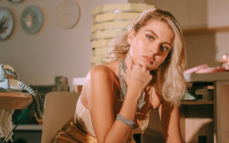 Clara Valverde lança single e clipe de “A Gente Faz”; confira