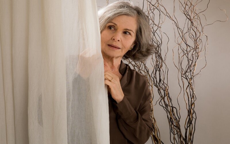Alma Despejada com Irene Ravache, estreia no Teatro Porto Seguro