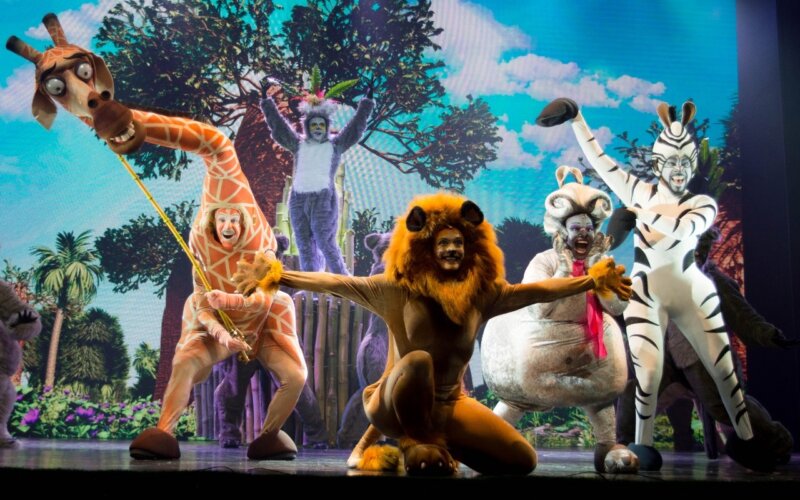 Fause Haten, cria figurinos para adaptação brasileira de Madagascar – Uma Aventura Musical
