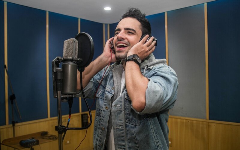 Beto Sargentelli anuncia nova vertente na carreira artística e lança primeiro trabalho como cantor
