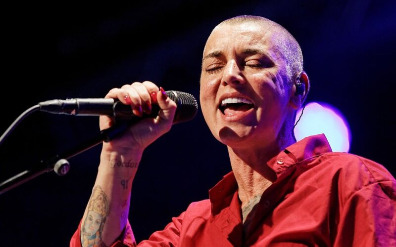 Cantora Sinéad O’Connor é velada em Londres uma semana após sua morte