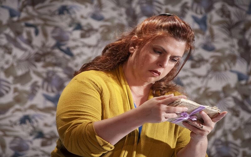Fernanda Maia traz à cena sua peça solo “Denise” sobre heranças familiares e o tempo