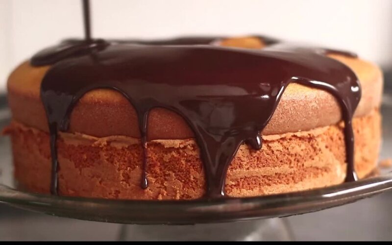 Bolo Dourado de Cenoura com Calda Tentadora de Chocolate