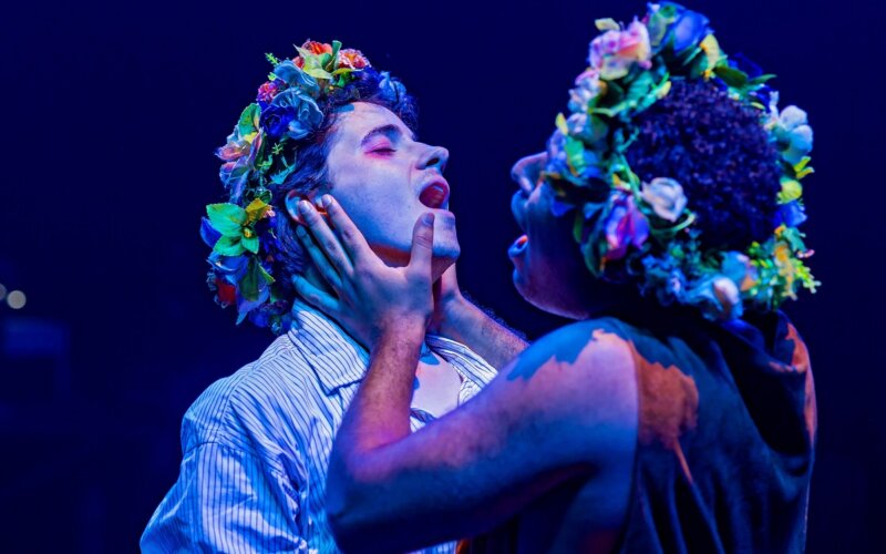 Espetáculo musical “O Bosque dos Sonâmbulos” junta romance LGBT+ com fantasia gótica no Teatro Viradalata