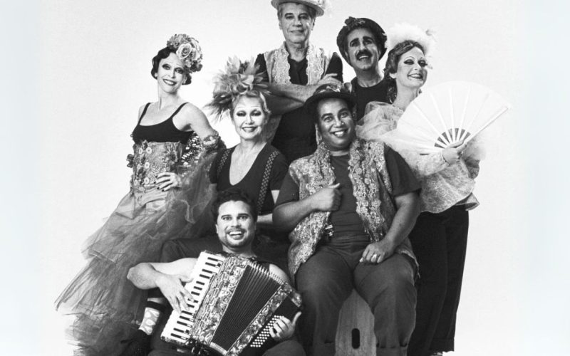 Festival de Curitiba começa com ‘Os Mambembes’ e Milton Cunha como mestre de cerimônias