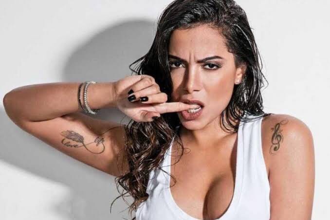 Anitta revela que é ameaçada e chantageada por Leo Dias. Assista!