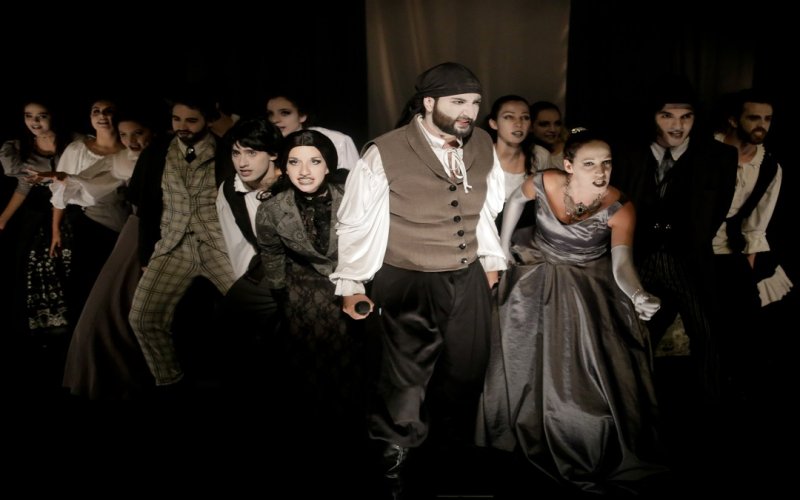 Instituto Cultura Inglesa recebe Medalha Arthur Azevedo no Prêmio Bibi Ferreira por 40 anos de apoio ao teatro musical
