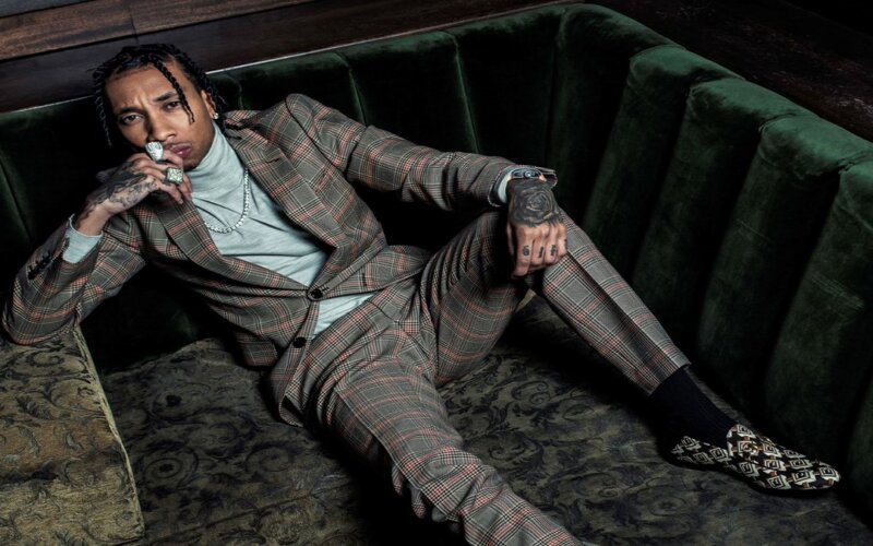 O rapper Tyga chocou a web com o tamanho da barraca