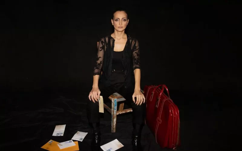 Com texto de Nanna de Castro e atuação de Chica Portugal, “Cartas da Prisão”, estreia no Sesc Santo André