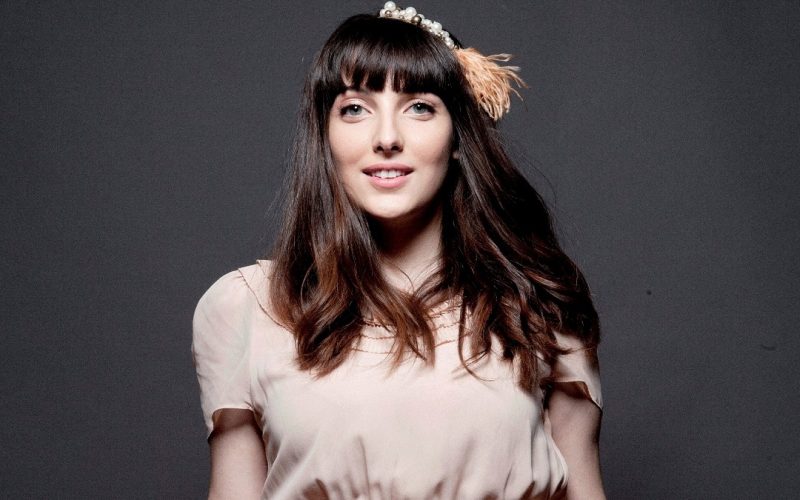Dez anos de ‘Monomania’: O legado marcante de Clarice Falcão na cena indie e folk pop brasileira
