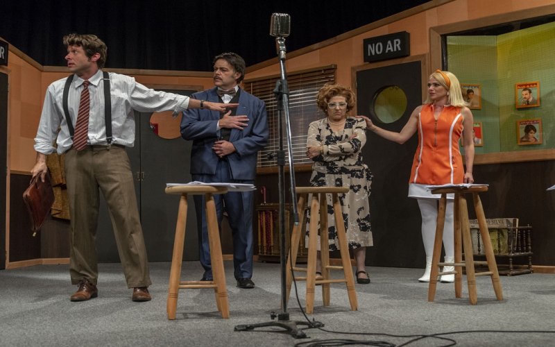 Espetáculo “Caros Ouvintes” mostra os desafios dos protagonistas das radionovelas com a chegada da televisão.