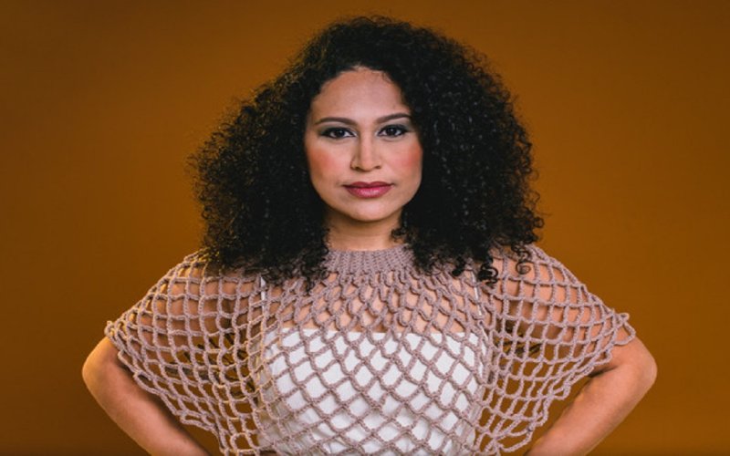 Cantora Bárbara Silva aborda o desabrochar da paixão em nova faixa