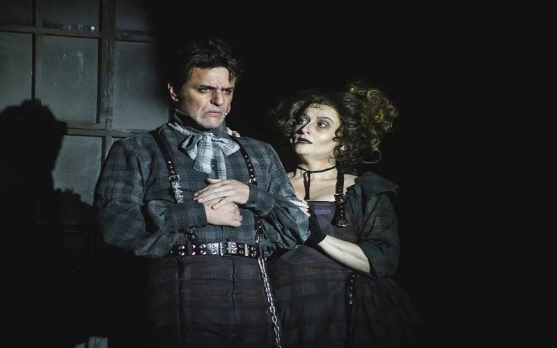 Sweeny Todd, clássico musical da Broadway estreia em São Paulo, no Rooftop 033
