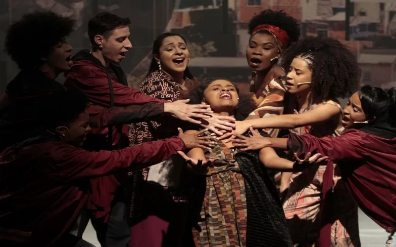 Segunda parte da trilogia de pesquisa sobre Teatro Grego e Periferia, Guerra de Papel – uma tragédia urbana musical estreia em São Paulo