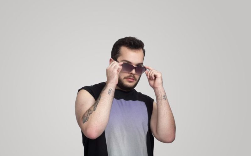 Tiko celebra 2 anos do single “Cry Baby” com nova roupagem Sped-Up.